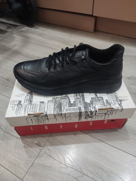 Продам осенние кроссовки 45р