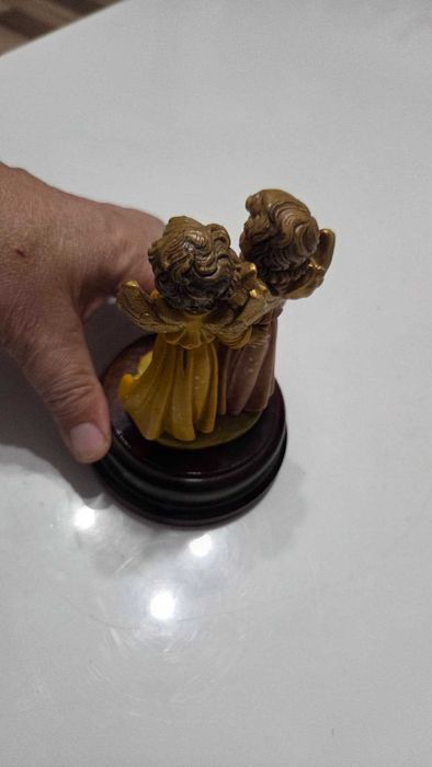 Mica statueta muzicala cu ingerasi