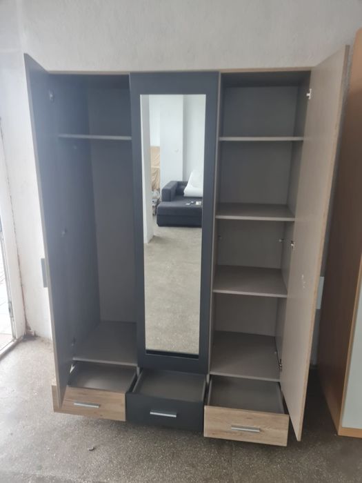 Dulap dormitor cu uși și oglindă