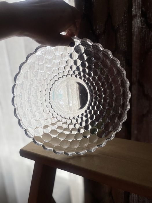 Продам две  оригинальные  стеклянные вазы