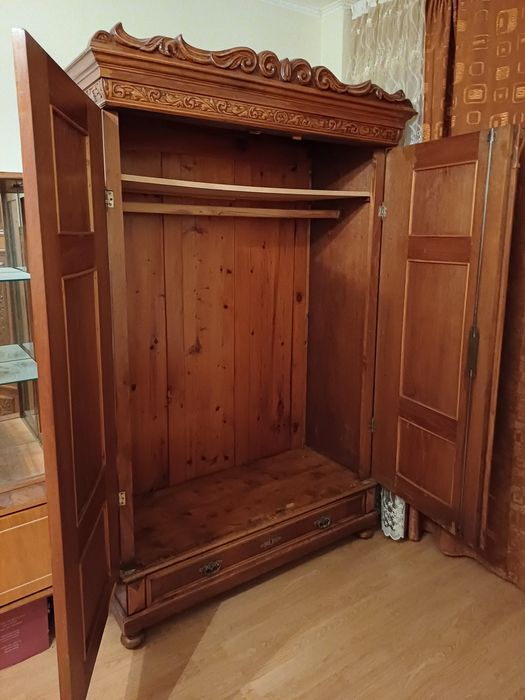 Dulap vechi de peste 100 ani