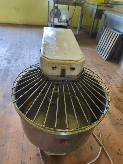 Cuptor Pizza,Frigider inox mare ,Hotă,Grill,Masă Pizza,