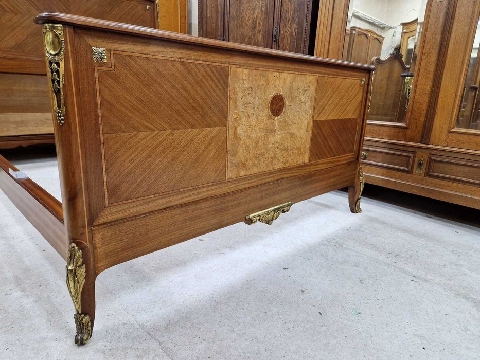 Махагонова френска спалня с два броя нощни шкафчета в стил "ЛУИ XVI"