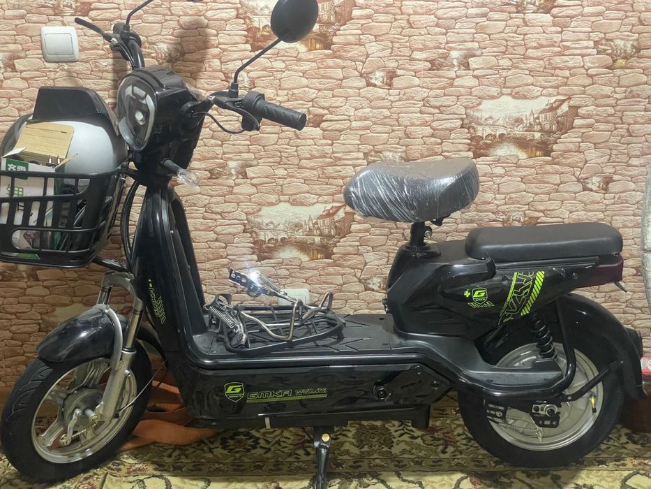 Скутер совсем новый. Черного цвета