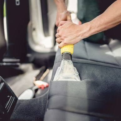 Curatare Profesional interior auto cu aspirator Profesional