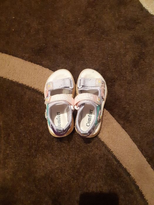 Продам обувь на девочку.