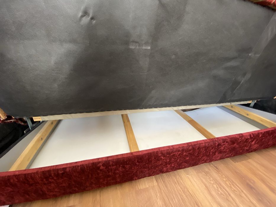 Бордовый диван с двумя креслами