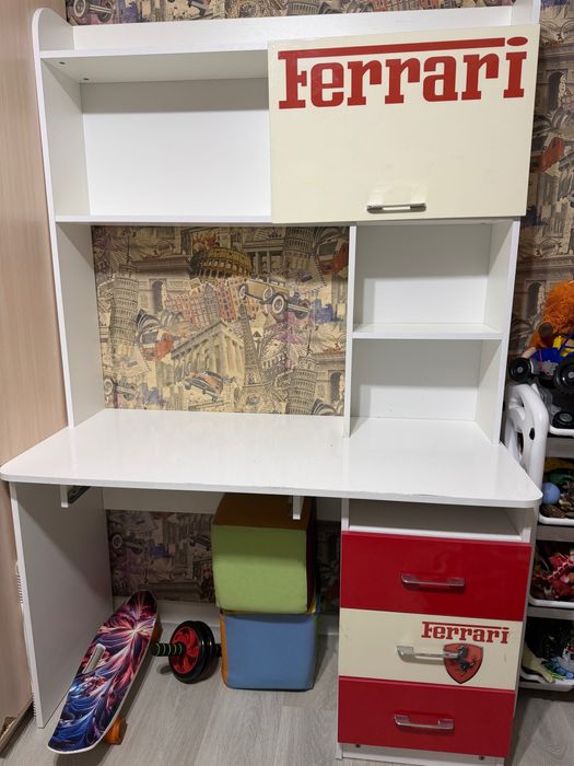 Продам детский письменный стол