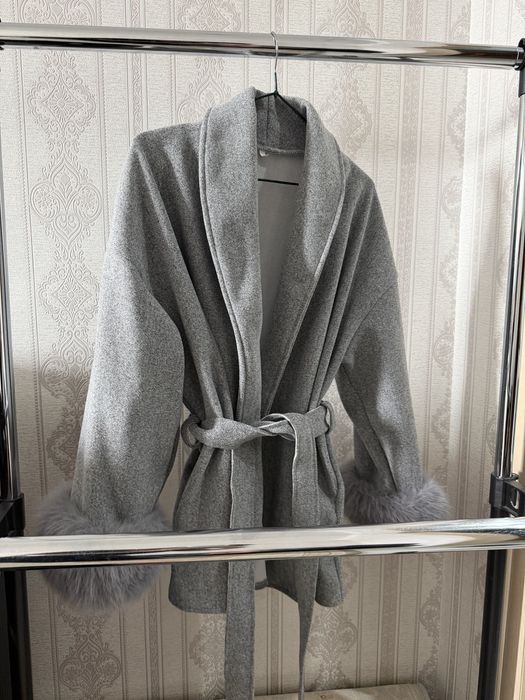 Пальто серого цвета весений