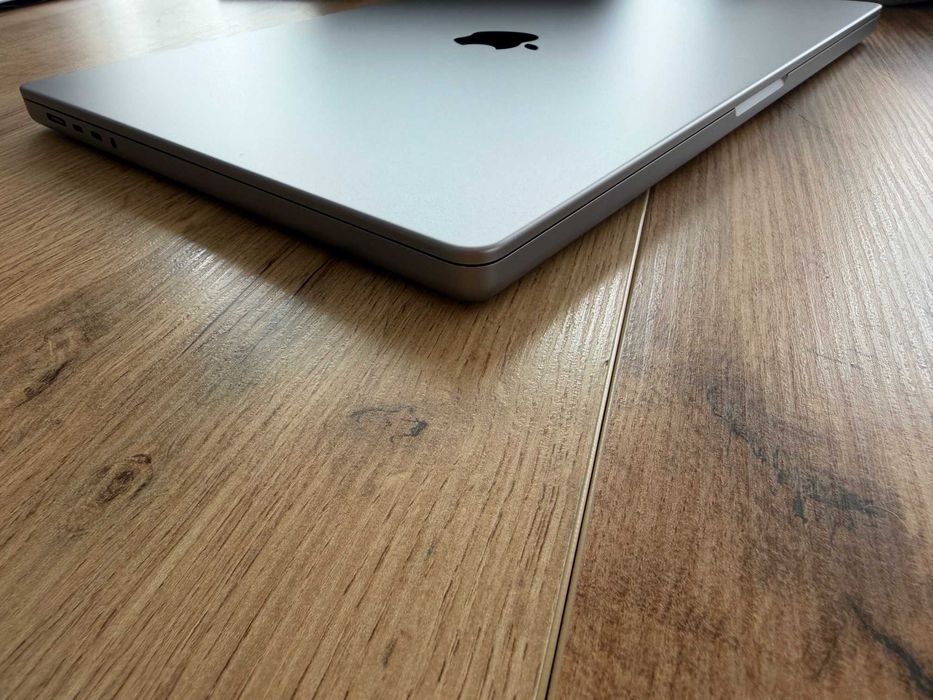 MacBook Pro 16" M1 MAX 10-CPU, 32-GPU, 32GB RAM, 2TB SSD
