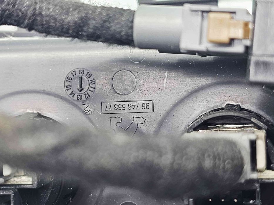 Conector auxiliar USB  PEUGEOT 208 [Fabr 2012-prezent] 9674655377