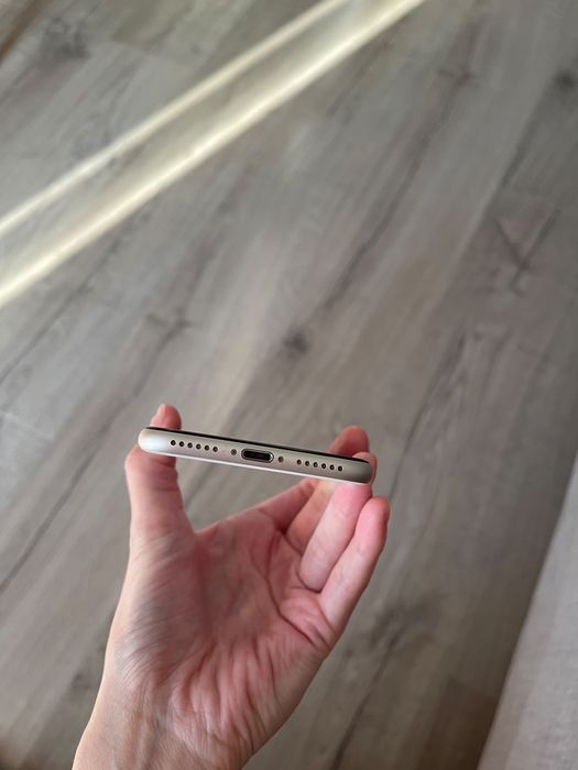 Продам iphone SE в хоршем состоянии