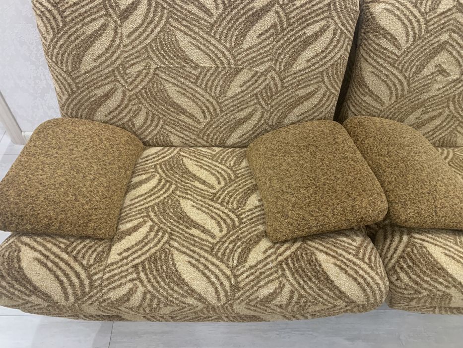 удобный диван и два кресла в комплекте