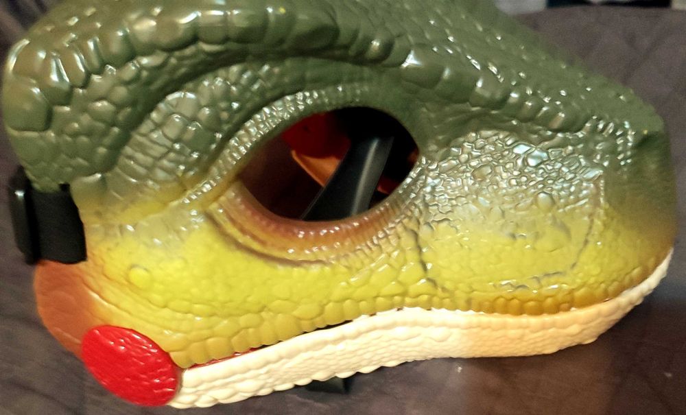 Masca de dinozaur cu sunete.