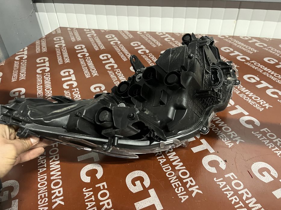 Ляв и десен фар Toyota Rav 4 5 2022-