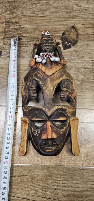 Mască africană din lemn sculptată manual
