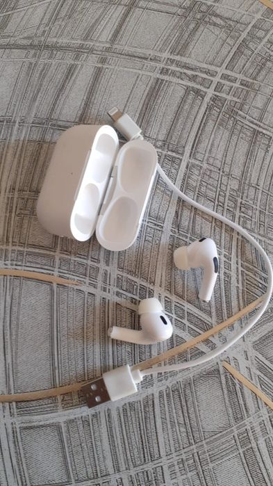 Airpods и power bank..