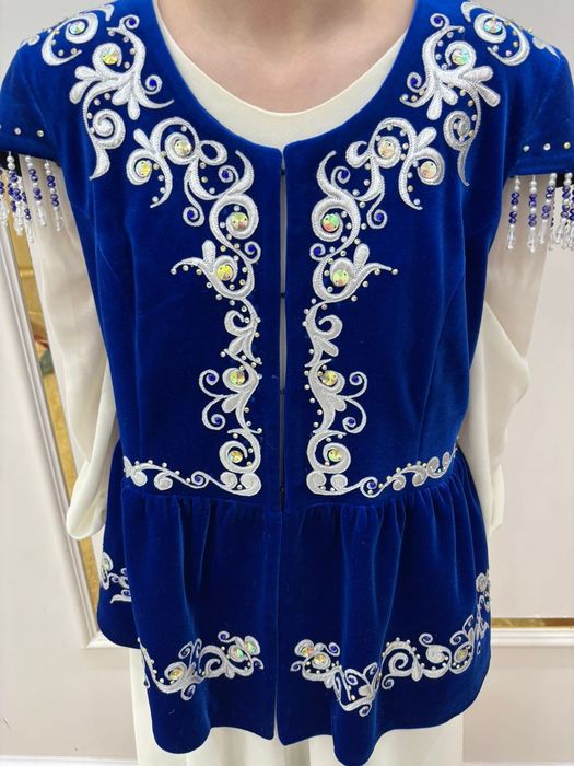 Кажекей мен көйлек сатылады