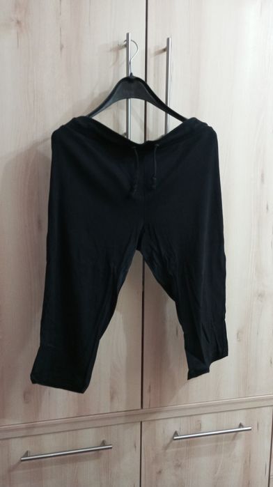 Pantaloni trei sferturi. 2 pereche.