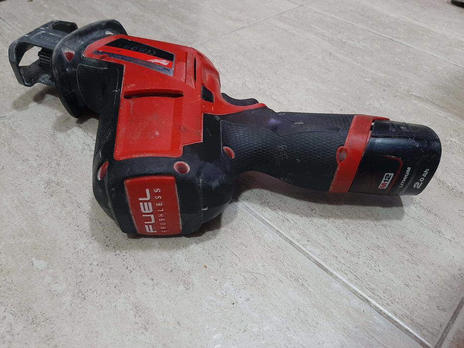 Акумулаторен Саблен трион Milwaukee  - безчетков с батерия M12 CHZ