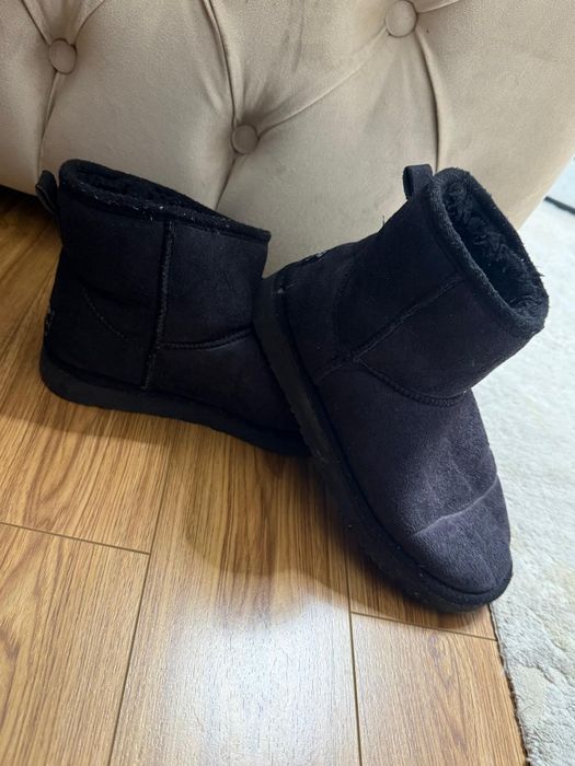 Ghete negre ugg  .