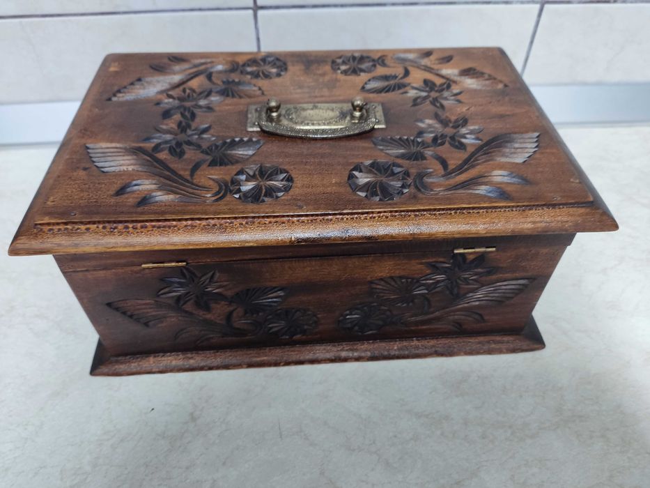 Caseta, cutie veche sculptata, din lemn masiv