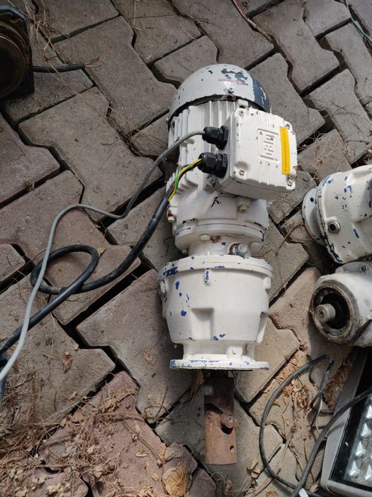 Motor cu reductor linear