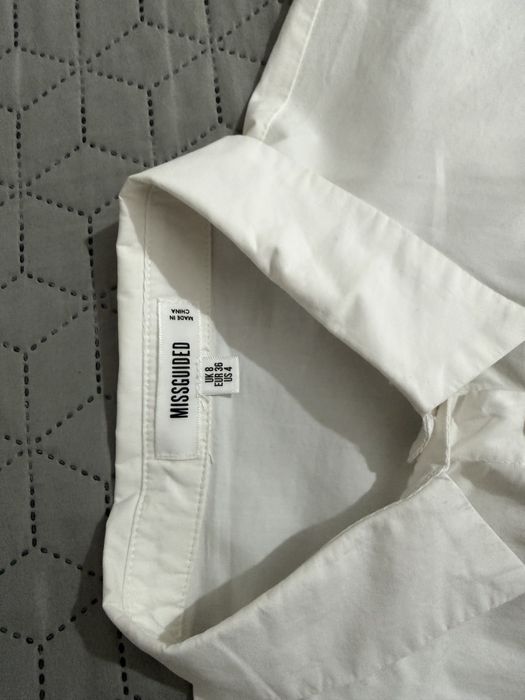 Бяла риза с пера