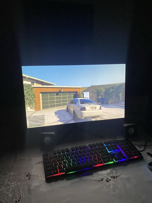 Монитор, блок, клавиатура в подарок