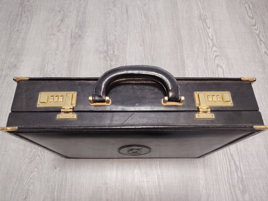 Servietă de piele neagră cu cifru