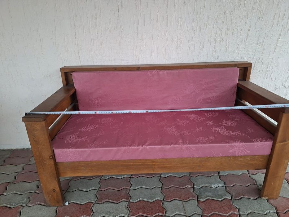 Деревянный диван