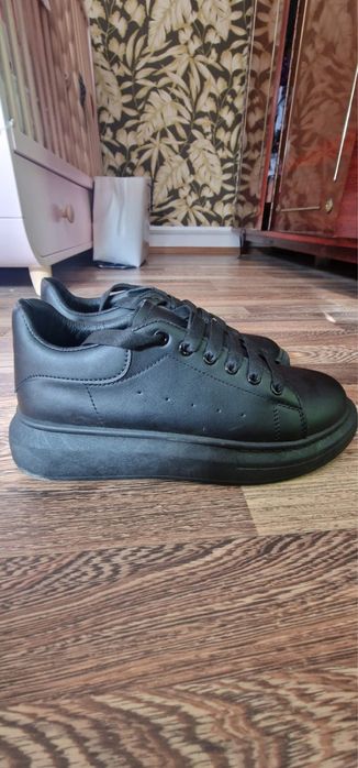Adidași negri cu talpa groasă