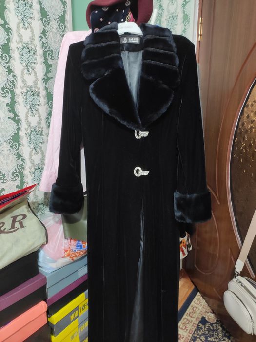 Плащ велюровый с воротником.