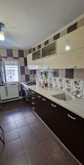 Ofer spre închiriere apartament două camere Mioveni, zonă centrală