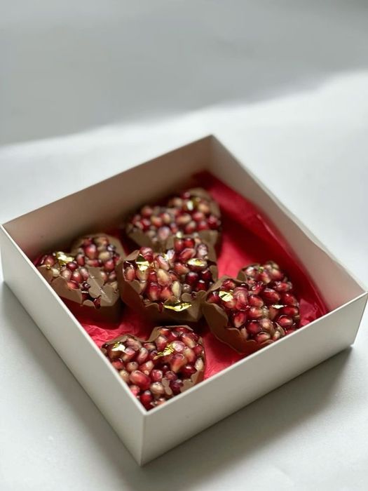 Гранат в шоколаде