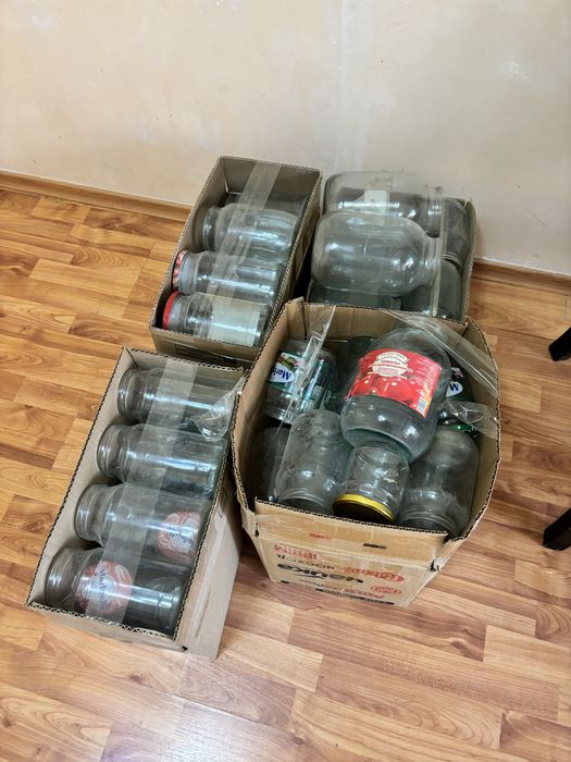 Три коробки банок