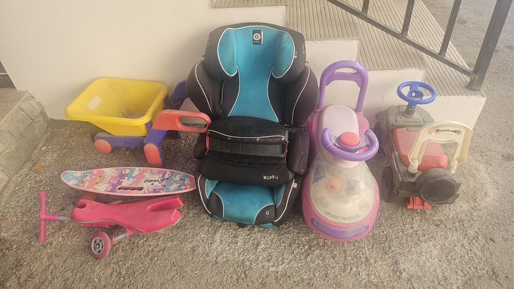 Детские толокары и автокресло бесплатно