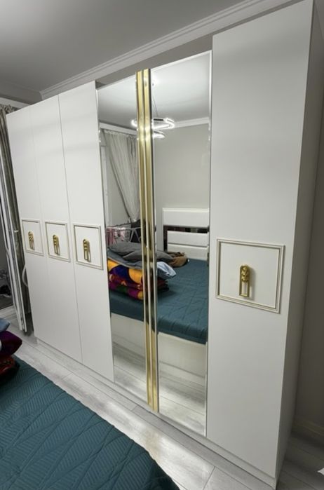 Большой шкаф, комод с зеркалой