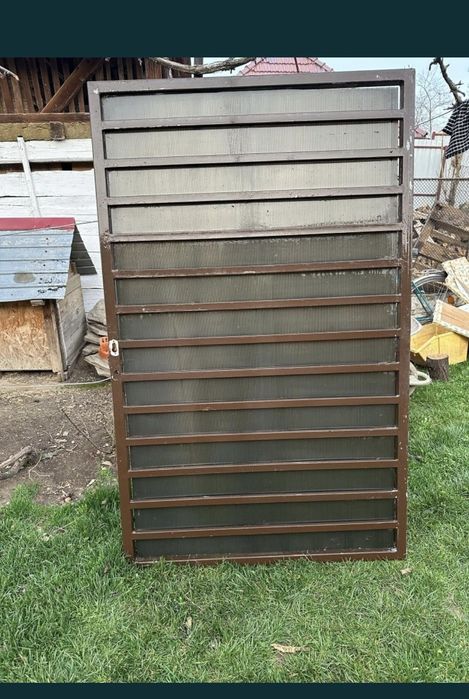 Vând poarta metalica  pe sina si ușa