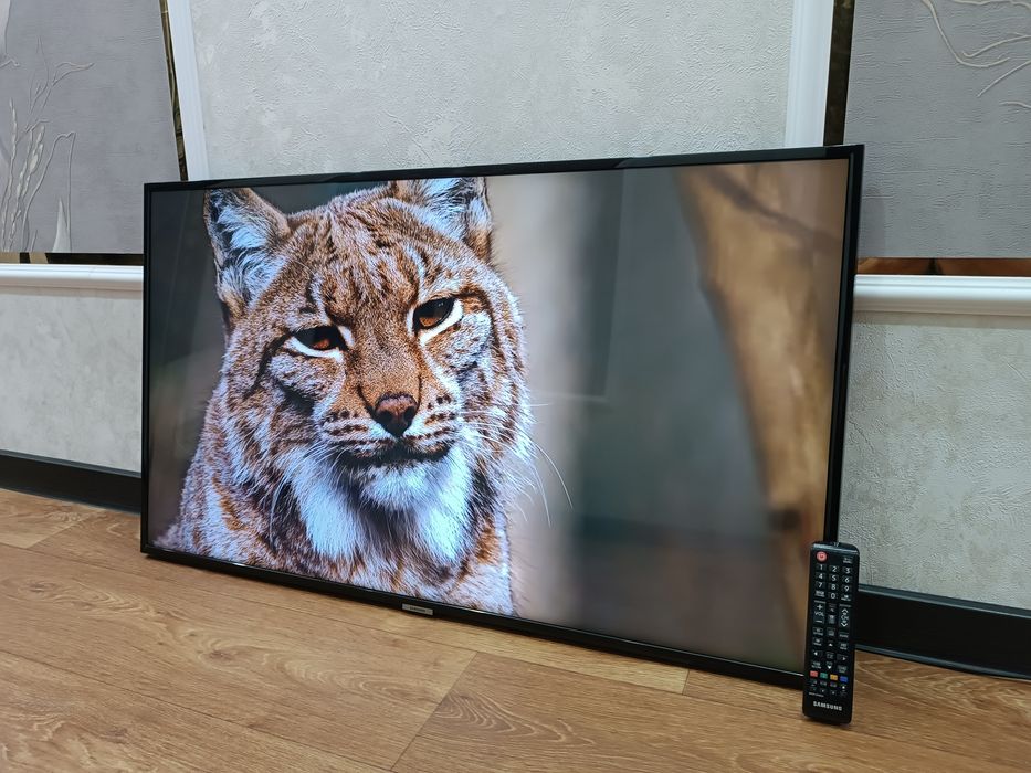 Телевизор SAMSUNG Смарт 4k UHD.