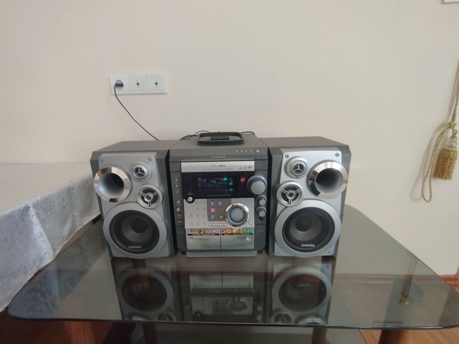 Продается музыкальный центр, телевизор, двд и косета, подставка