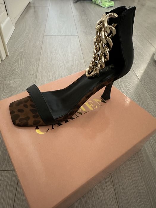 Босоножки на каблуке