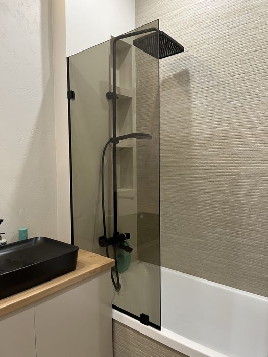 Душевые кабины ,перегородка из стекла для ванны