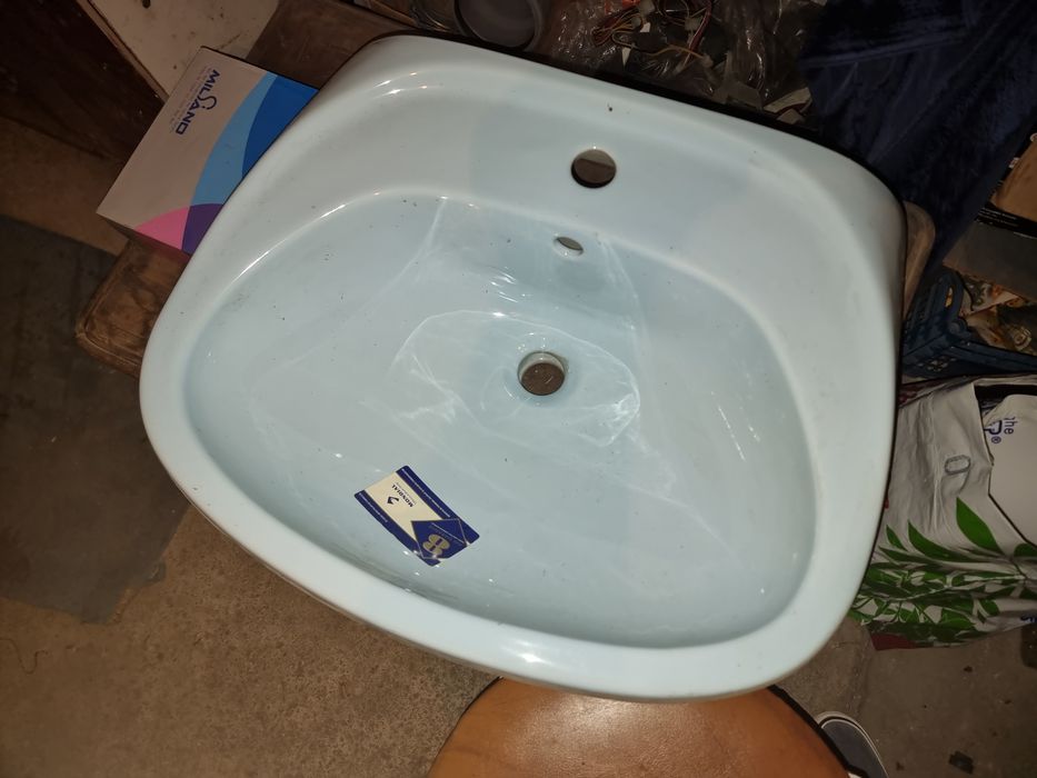Chiuvetă de baie cu picior culoare albastră. Chiuvetă de baie albă