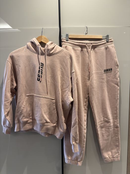 Розов анцуг Guess