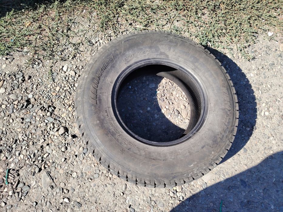 Продам шины размер 235/75  R 15 105 q