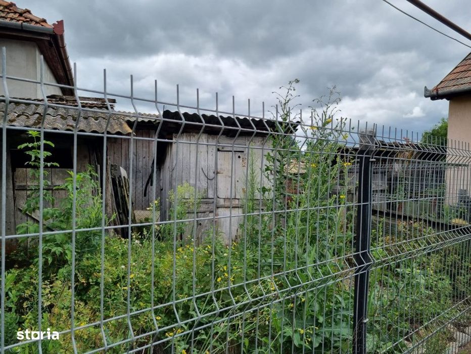 Teren generos 1411 mp cu casa veche si utilitati, zona centrala