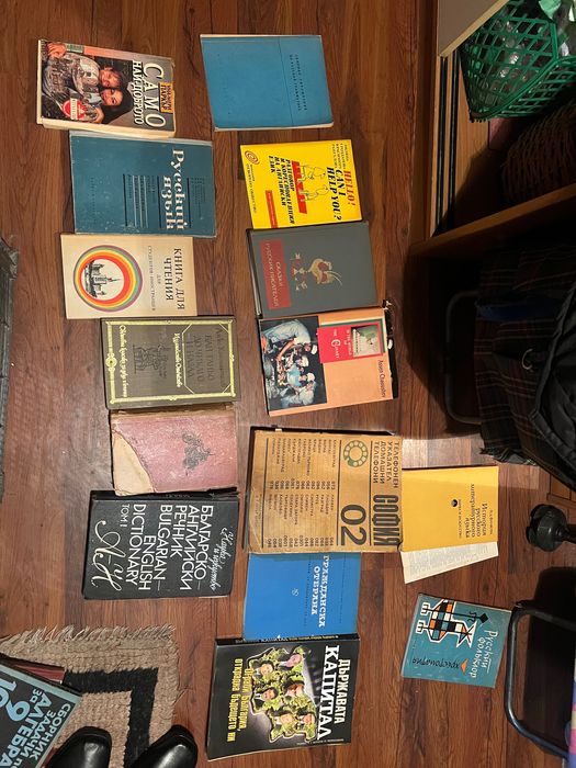 Продавам различни жанрове книги