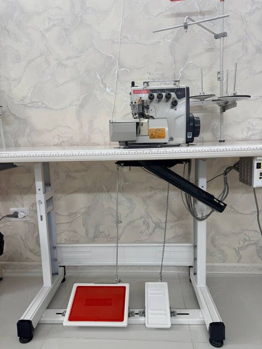 Аверлок-машинка швейная