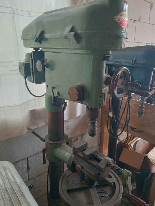 Diverse bormașini pe coloana